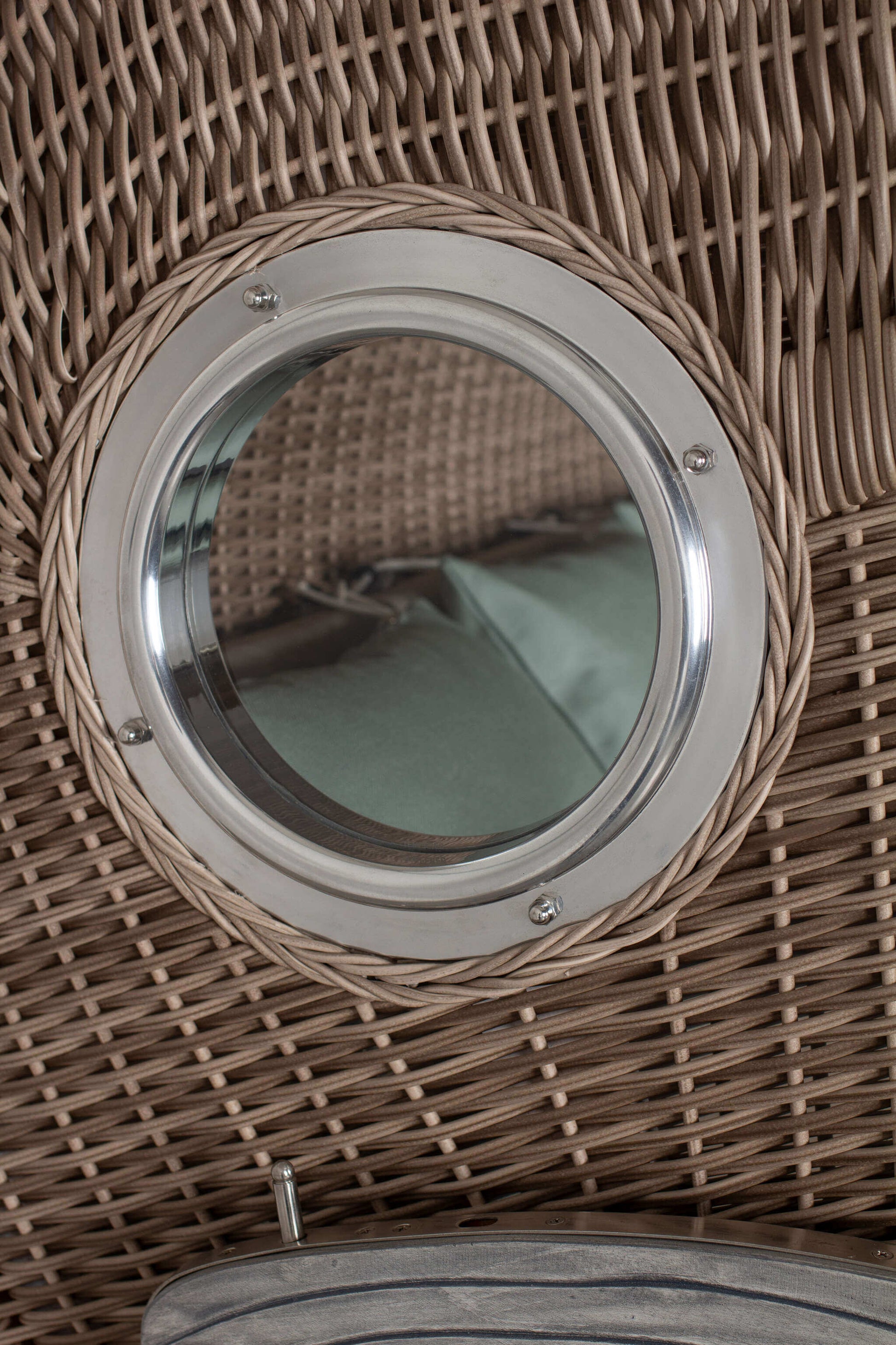 Detail Bullauge am Strandkorb deVries PURE Seemöwe Vintage PE white kubu, Nahaufnahme rundes Fenster im Geflecht
