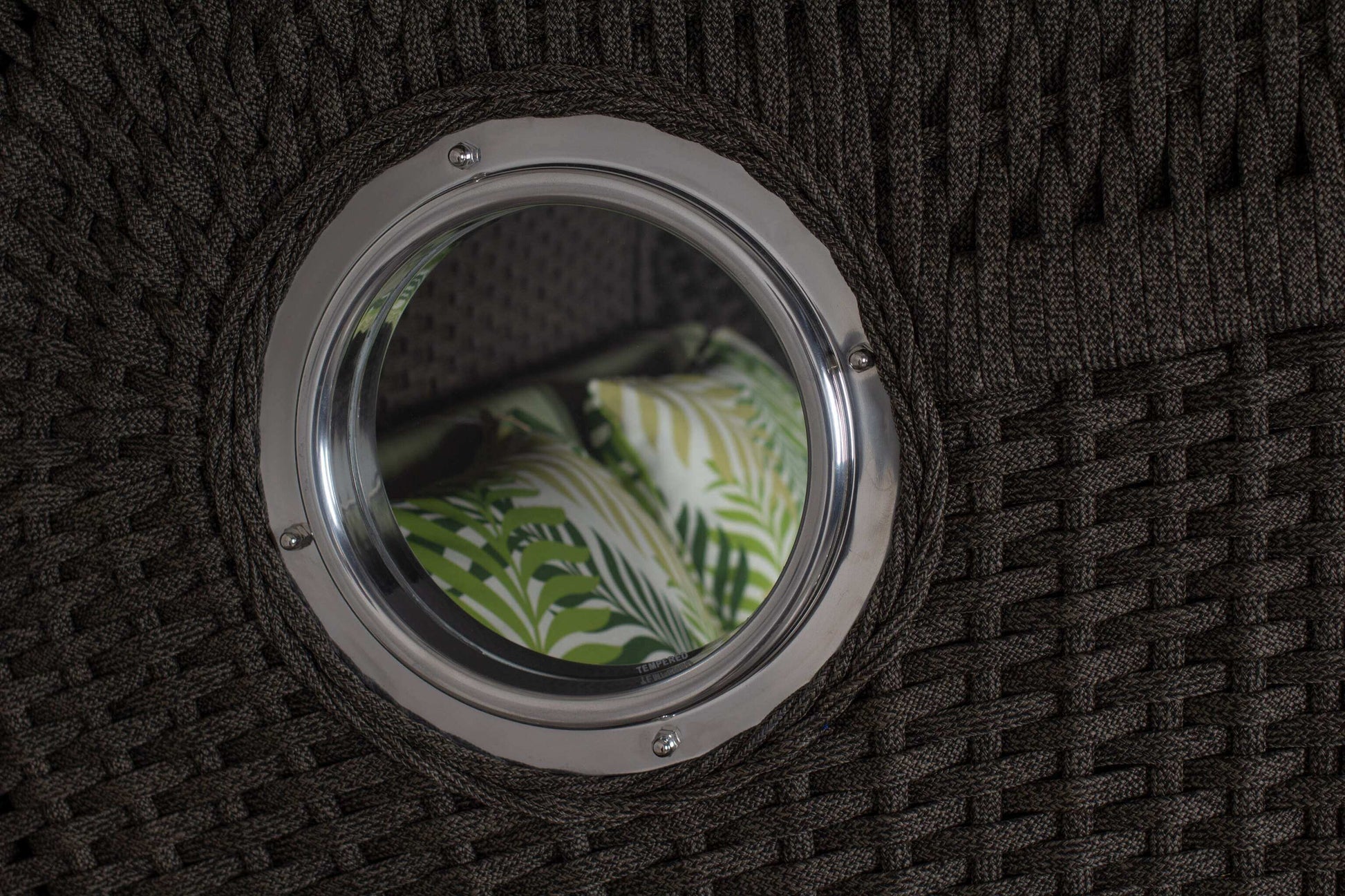 Strandkorb devries Aruba XL anthrazit mit rundem Bullauge und grünem Palmenblatt-Dessin 242 im inneren Polster