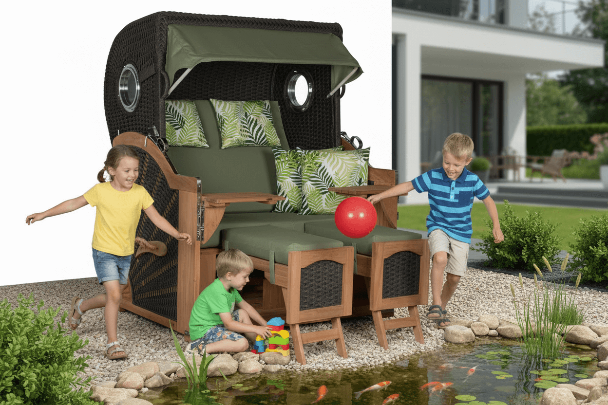 Strandkorb devries Aruba XL Rope anthrazit mit Palmenblatt-Muster grün im Garten, Kinder spielen fröhlich am Teich davor