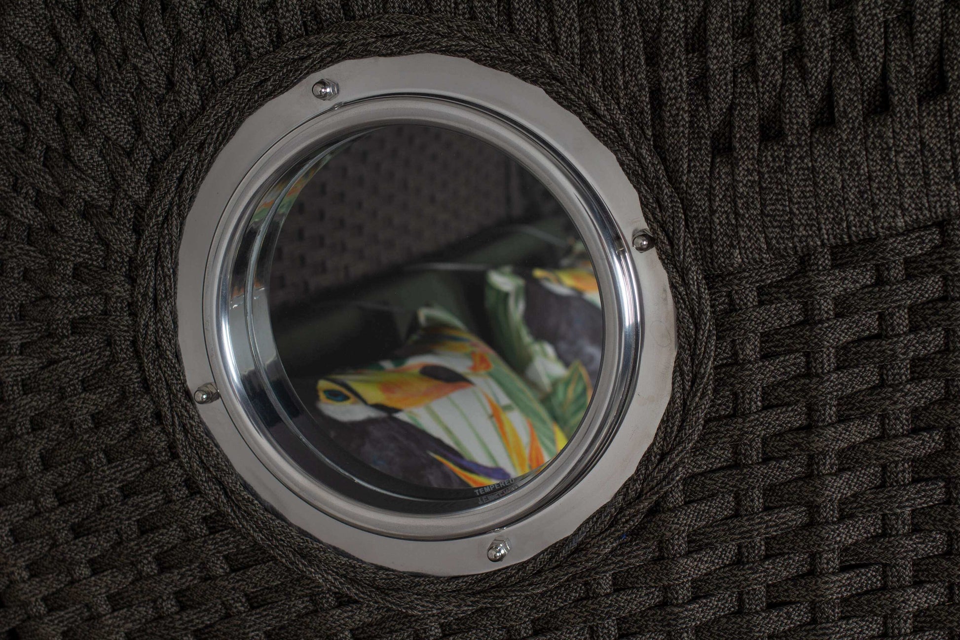 Strandkorb devries Aruba XL anthrazit mit rundem Bullauge und tropischem Tukan-Design im grünen Dessin 244 Detailansicht