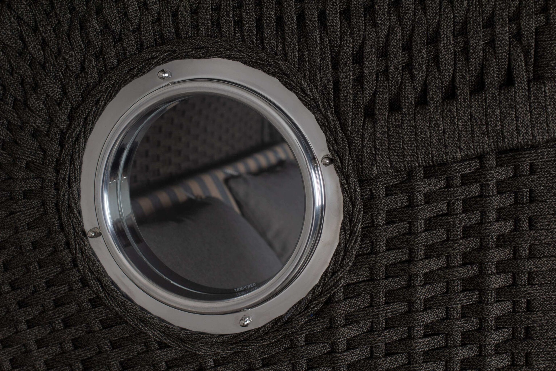 Detail Bullauge am Strandkorb devries Aruba XL Rope anthrazit, rundes Fenster im 15mm Kordel-Geflecht braun grau