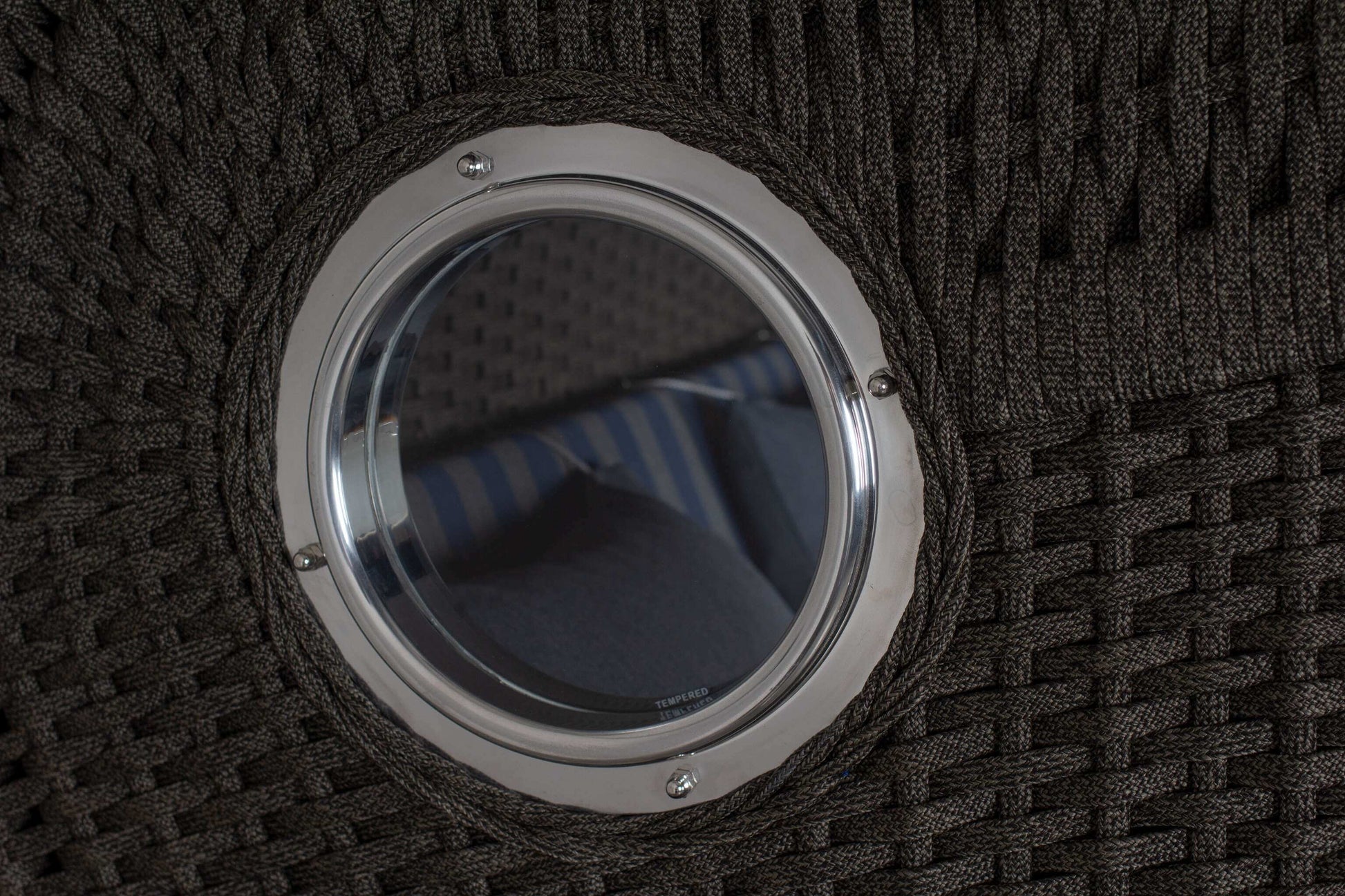 Strandkorb deVries Aruba XL Rope anthrazit Detail rundes Bullauge im Kordel-Geflecht mit Blick auf blau-graue Polsterung