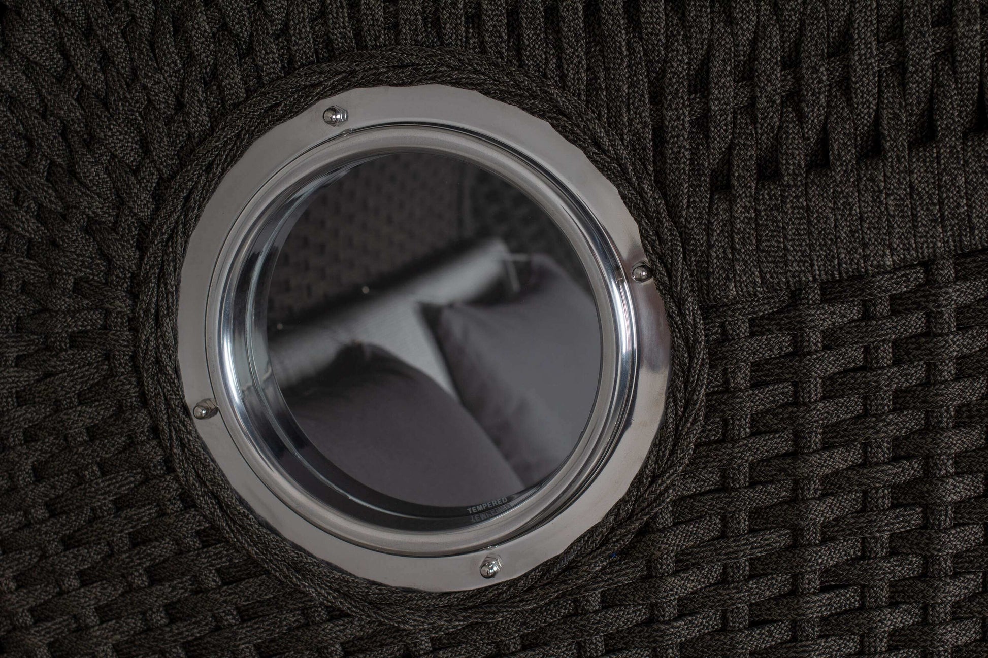 Strandkorb deVries Aruba XL Rope anthrazit – Detailaufnahme rundes Bullauge mit Blick auf graue Kissen im Geflecht