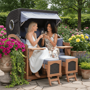 Strandkorb deVries Aruba XL Rope ivory Dessin 253 grau blau im Garten, zwei Frauen entspannen und stoßen mit Sekt an