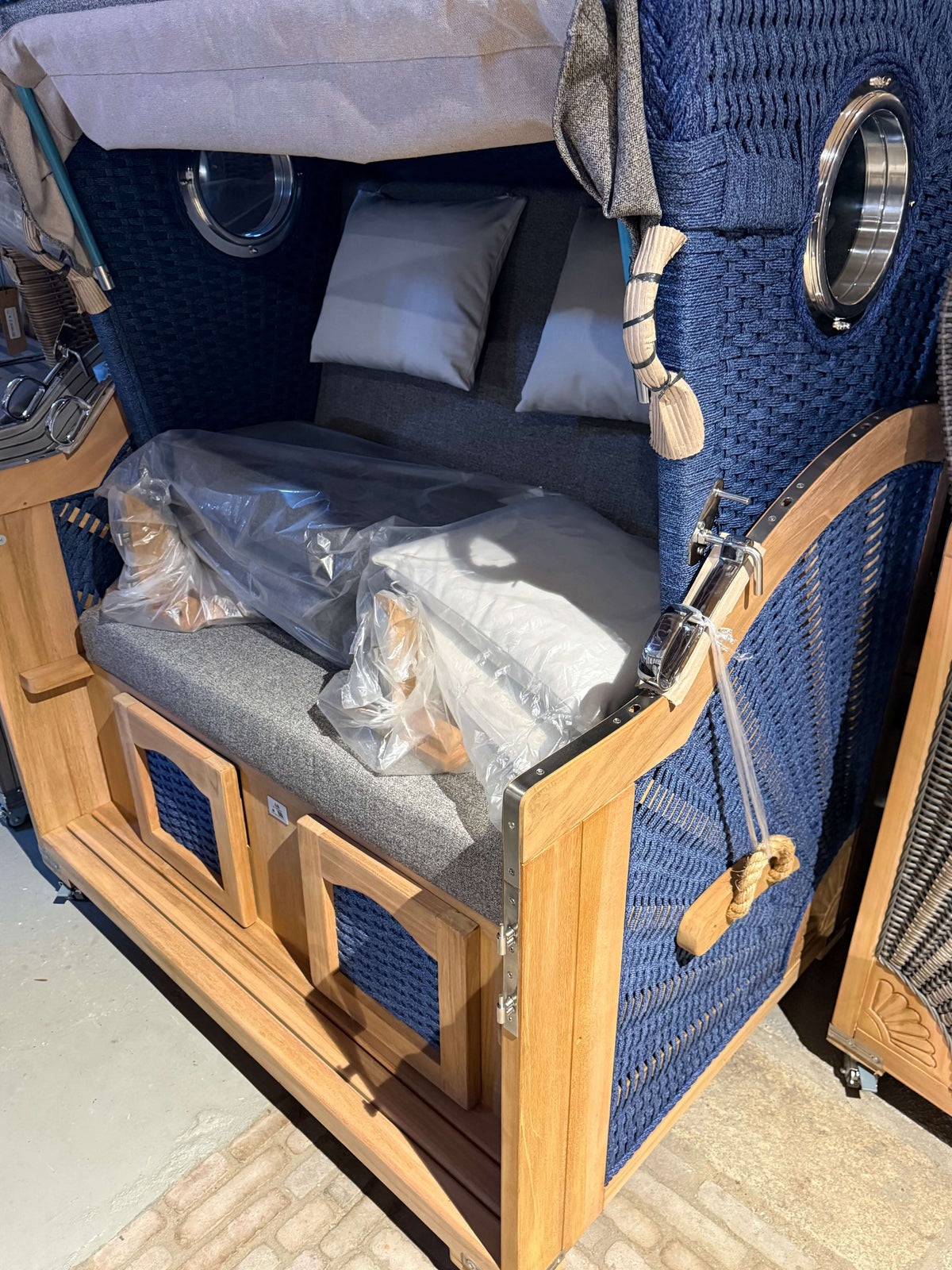 Strandkorb deVries Aruba XL Rope Kordel-Geflecht, komfortables Design in Blau mit Kissen und Holzdetails.