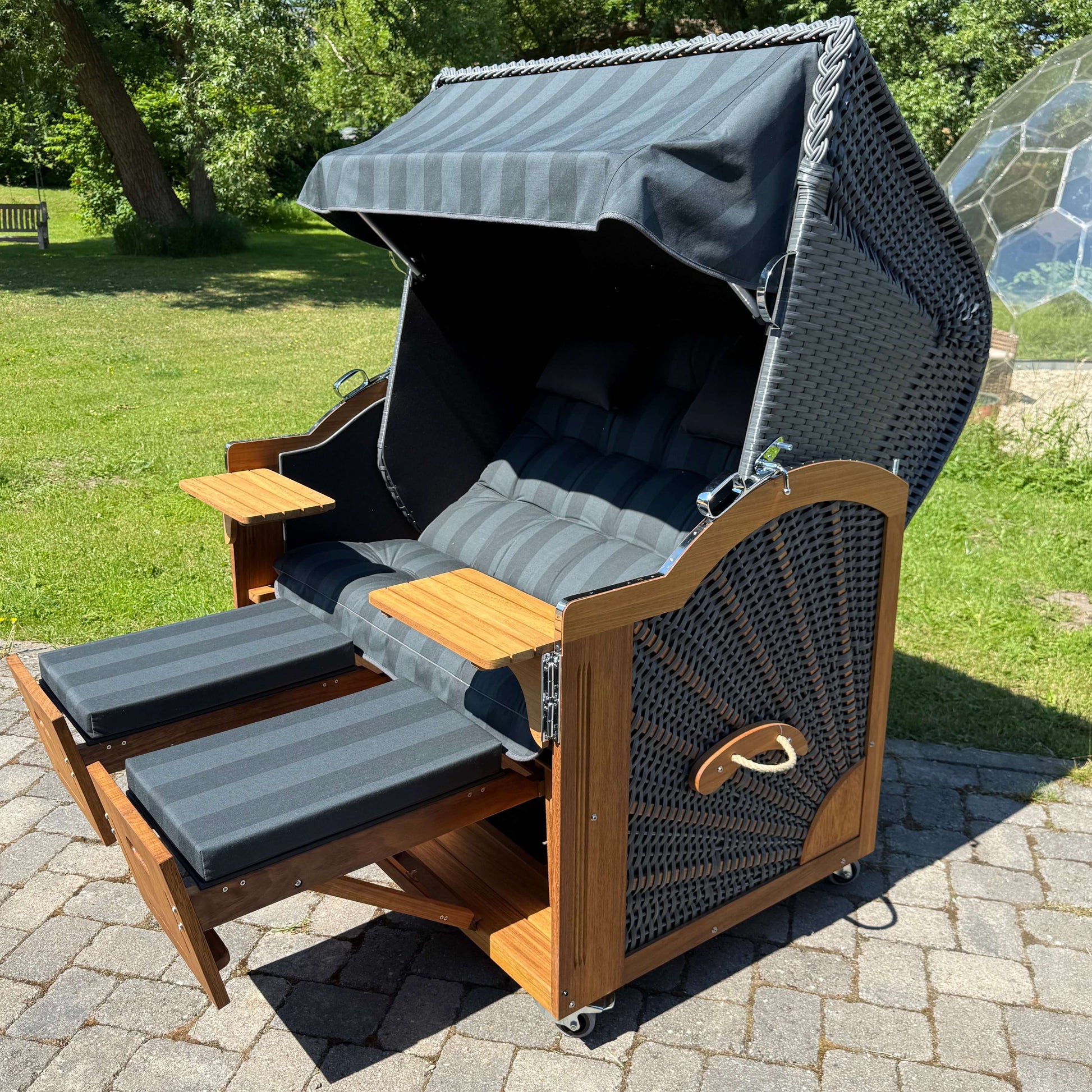 Strandkorb Prieß, Modell Meister, Holz Iroko, PE Geflecht dunkelgrau, bequeme Liegeflächen, Gartenmöbel im Freien.
