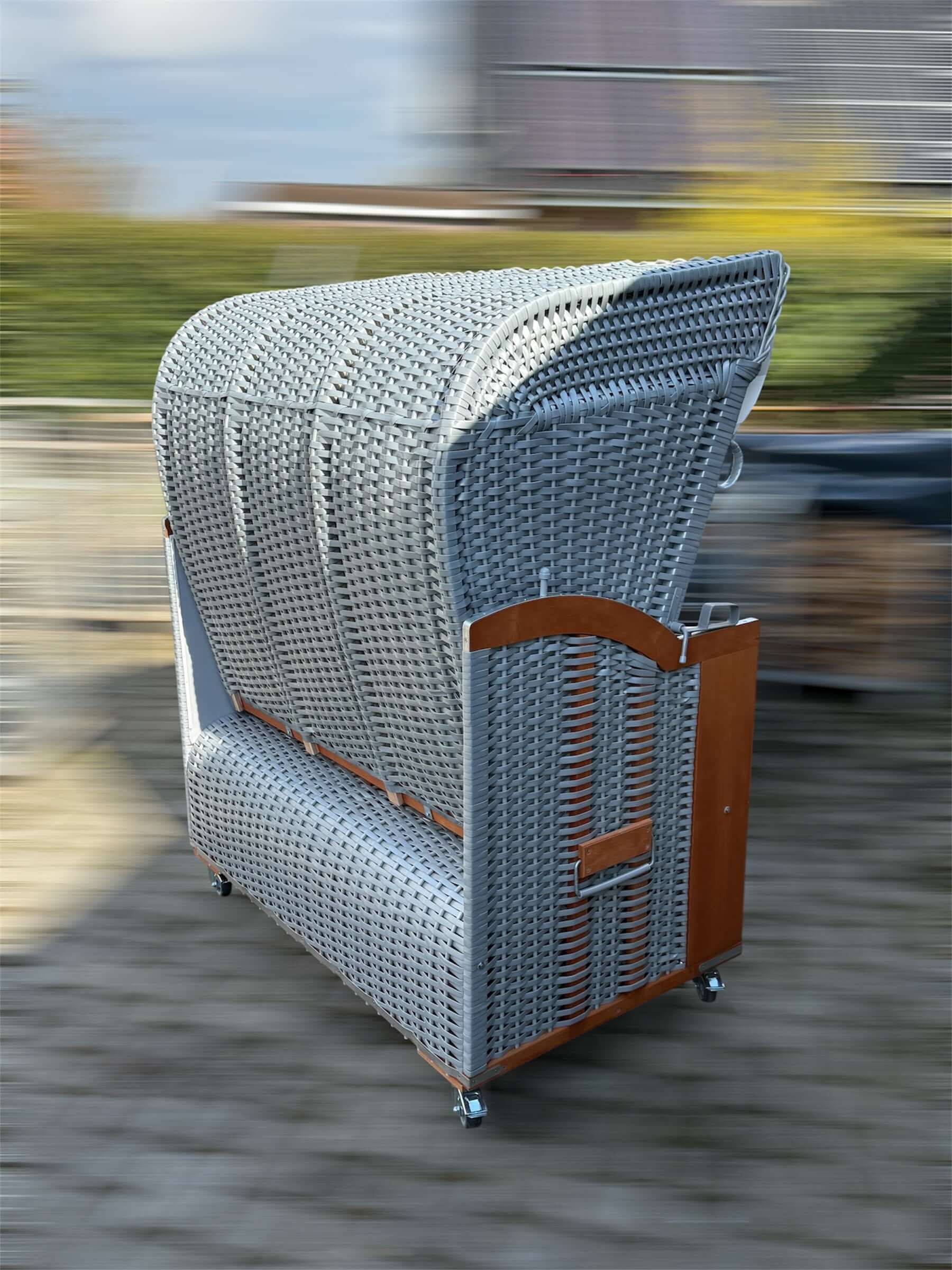 Strandkorb Kiel 2,5-Sitzer Halblieger aus PVC in silber mit grauer und weißer Folie, wetterbeständig und UV-beständig.