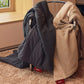 STOOV Huge Hug³ - Heizdecke - Drahtlos - Infrarot-Wärmetechnik - Base Batterie mit bis zu 2 Std. drahtlose Wärme - 135x180 cm - Wollig Beige