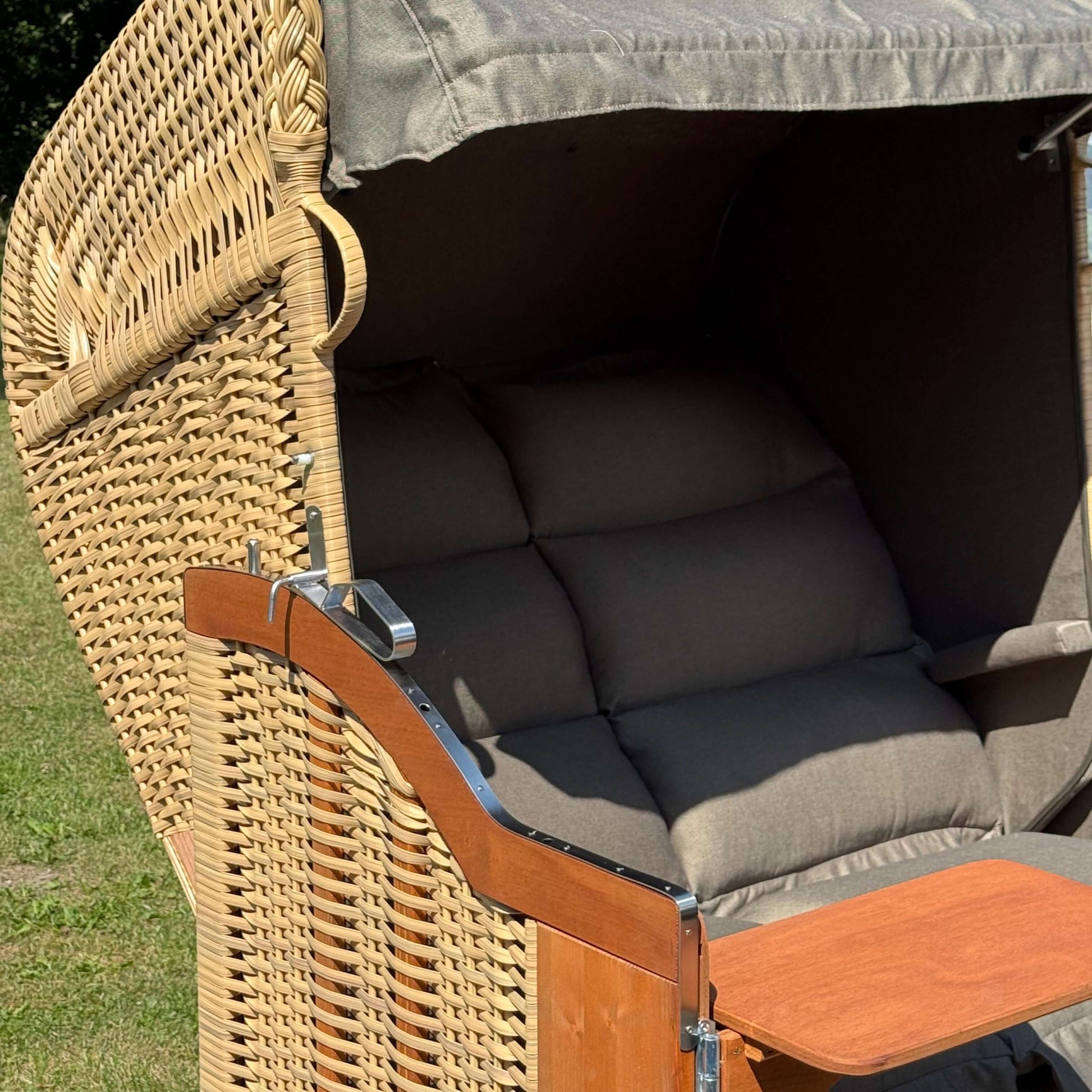 Strandkorb Sonnenpartner Modell Classic PE naturoptik mit Bezügen in Panama Pardo Schwarz, gepolstert und bequem.