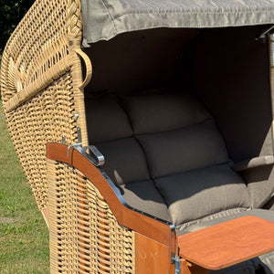Strandkorb Sonnenpartner Modell Classic PE naturoptik mit Bezügen in Panama Pardo Schwarz, gepolstert und bequem.