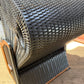 Strandkorb aus anthrazit PVC-Geflecht, detailreiche Struktur und modernes Design für den Außenbereich.