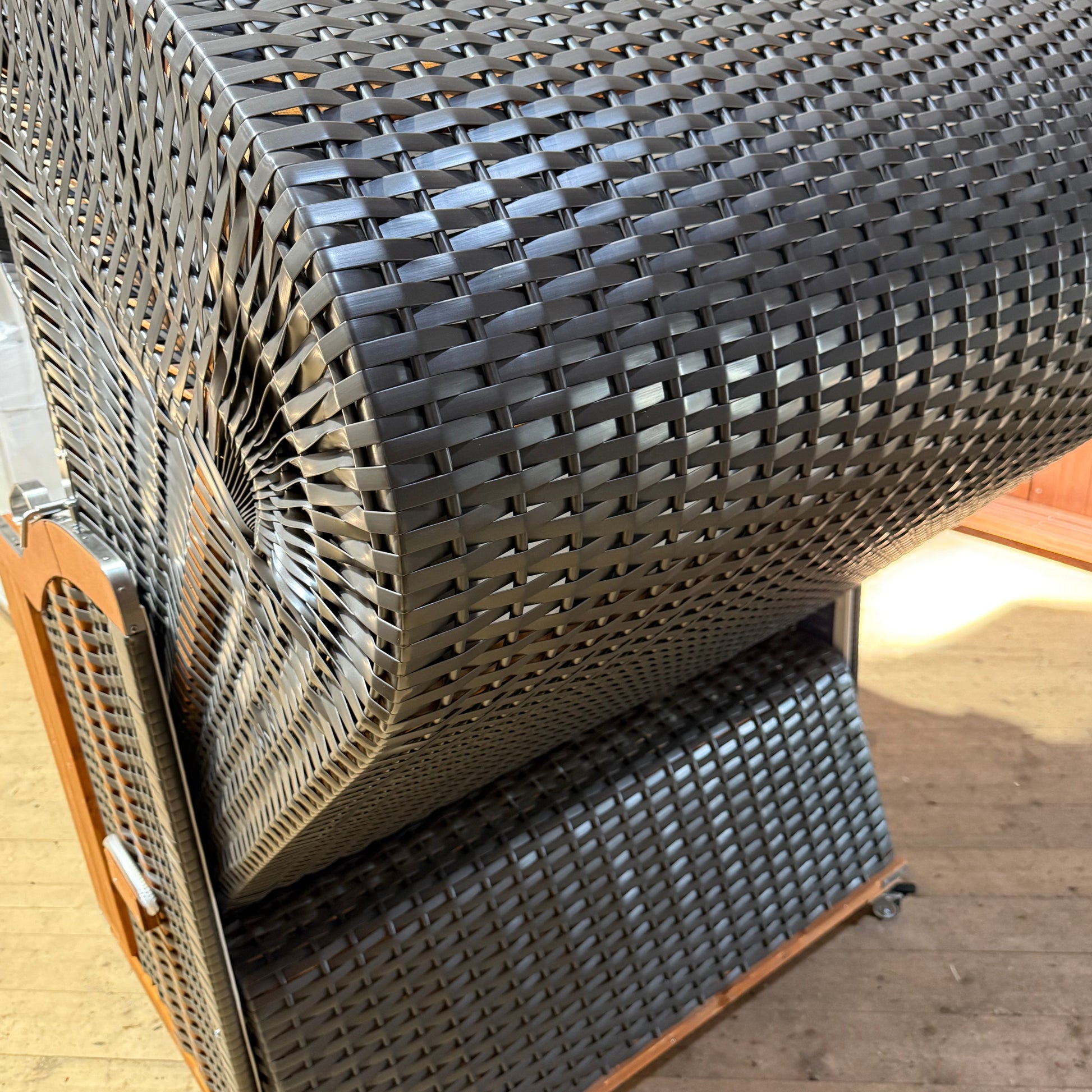 Strandkorb aus anthrazit PVC-Geflecht, detailreiche Struktur und modernes Design für den Außenbereich.