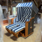 Strandkorb Kiel Edelstahl 250 Plus in blau und weiß mit Klappsitzen und modernem Design.