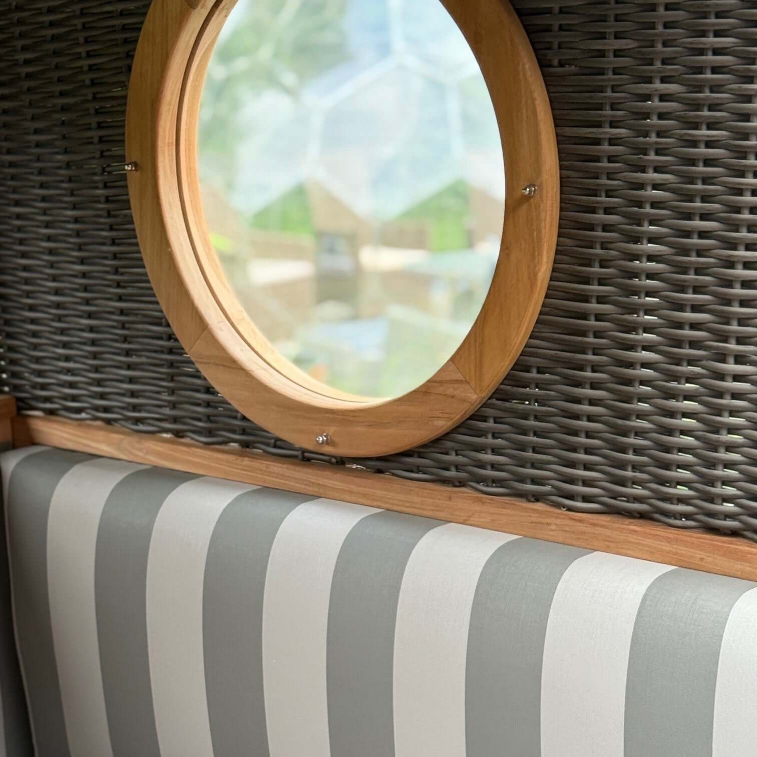 Sylter Gosch-Lounge mit Bullaugen aus Teakholz Design 981