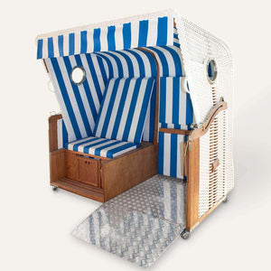 barrierefreier Strandkorb mit Rampe für Rollstuhlfahrer, inklusiver Strandkorb für Menschen mit Behinderung in blau-weiß gestreift