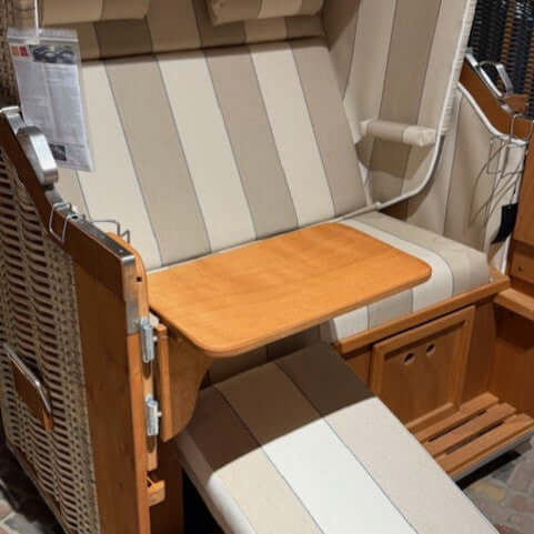 Strandkorb Sonnenpartner Modell Classic PE-Geflecht antik weiss mit Holz lasiert und creme beige Dessin, Halbliegemodell.