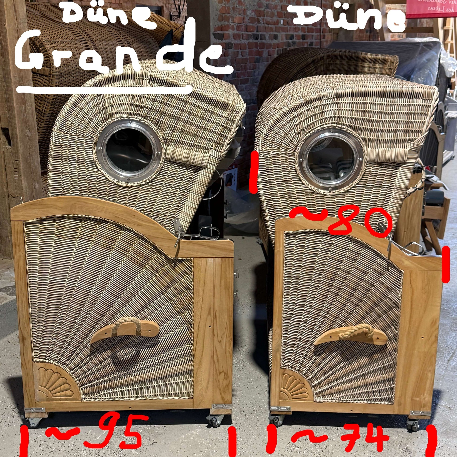 Strandkorb Mr. Deko Düne Grande und Düne mit Bullaugen aus Teakholz in einem Verkaufsraum.