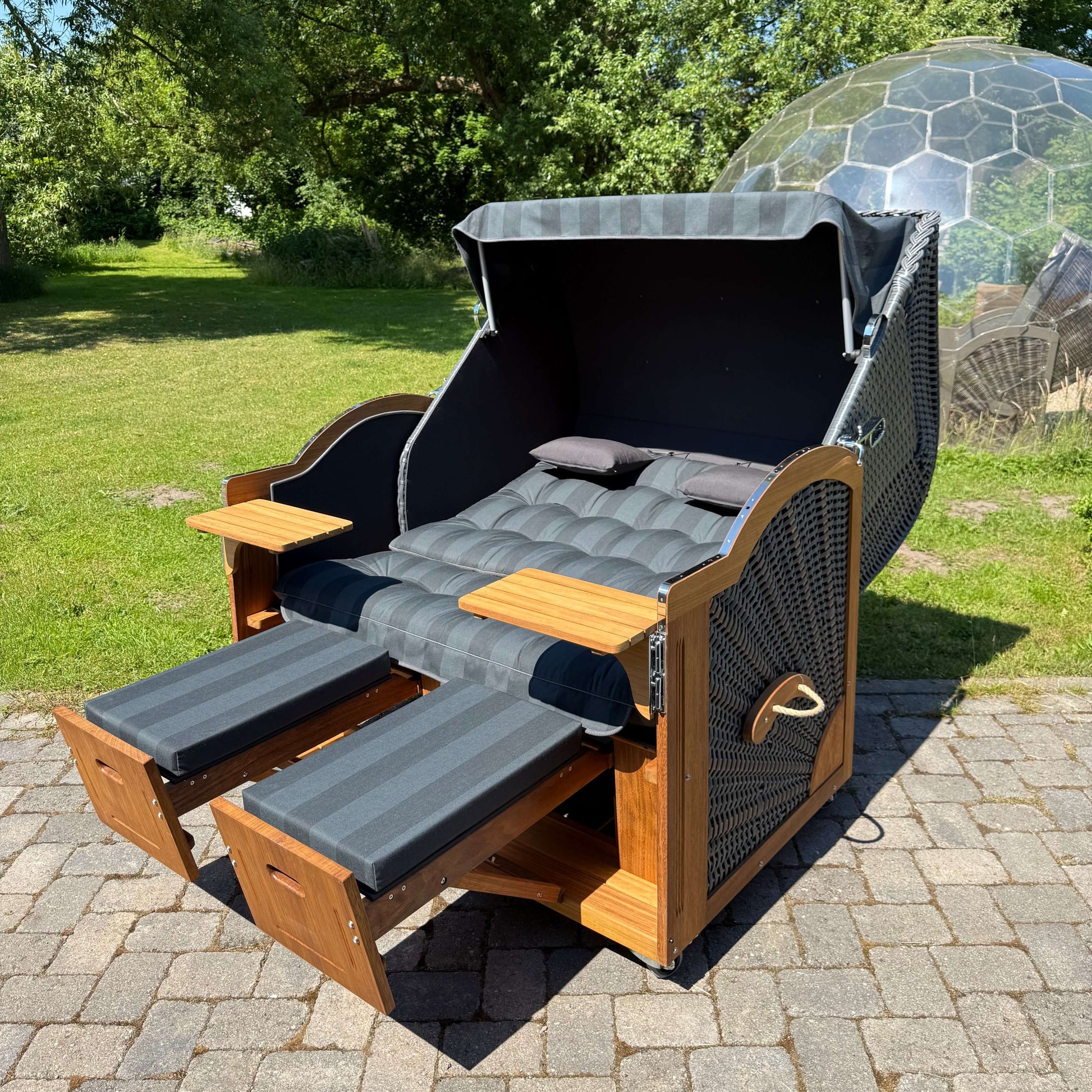 Strandkorb Prieß, Modell Meister, aus Iroko Holz mit dunkelgrauem PE Geflecht, inklusive Fußstützen, 150 cm.