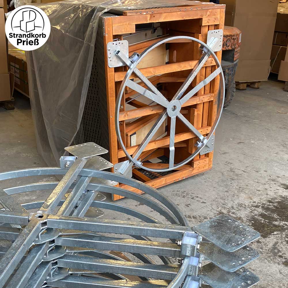 Standard 115x80 cm Strandkorbdreher Drehteller, feuerverzinkt, bereit für den Einsatz.