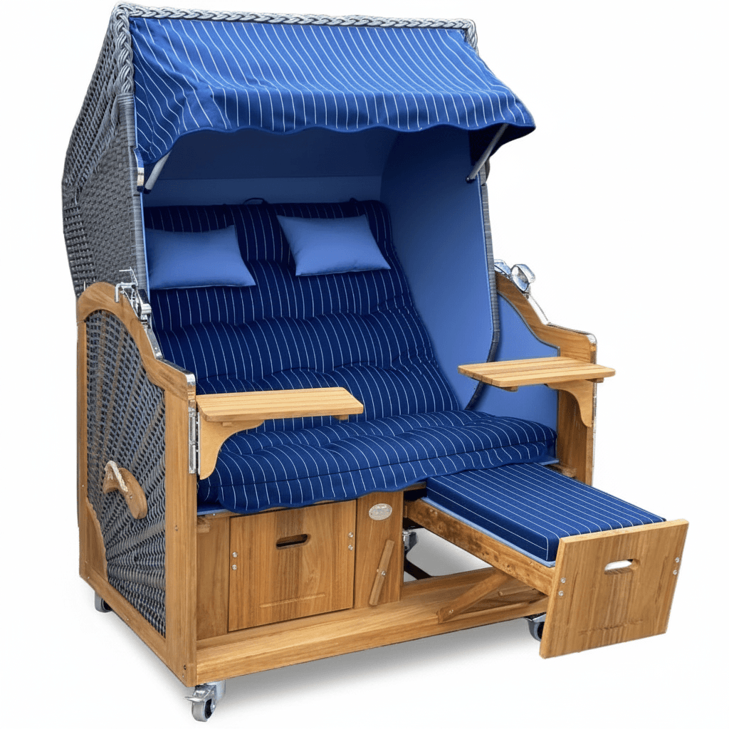 Strandkorb Prieß, Modell Meister aus Iroko Holz mit dunkelgrauem PE-Geflecht und blau gestreiftem Stoff-Dessin.