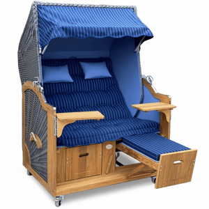 Strandkorb Prieß, Modell Meister aus Iroko Holz mit dunkelgrauem PE-Geflecht und blau gestreiftem Stoff-Dessin.
