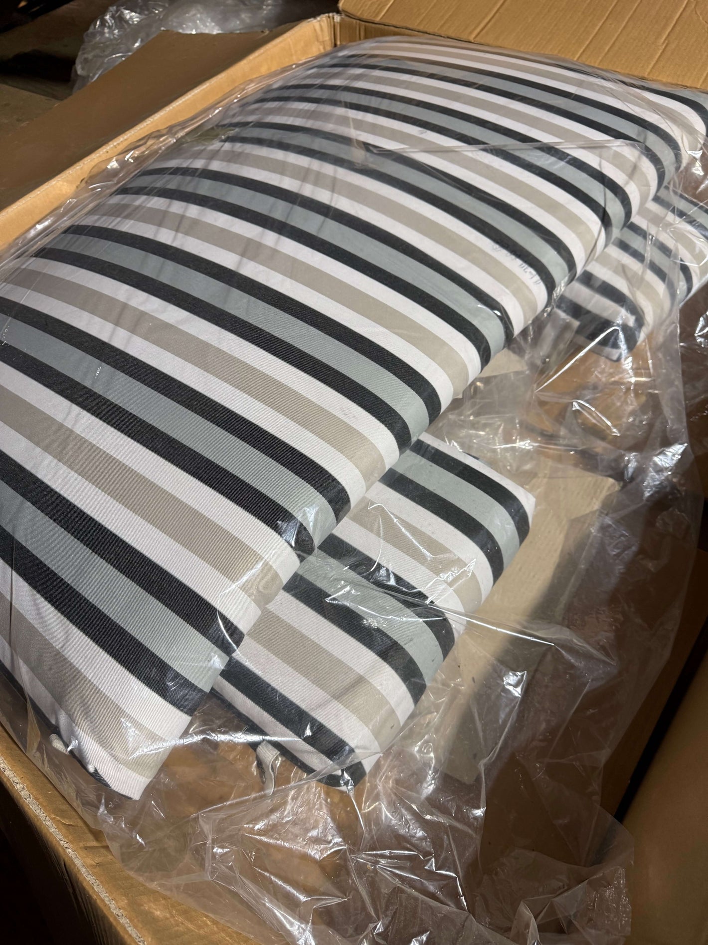 Herausnehmbare Polster Garnitur Set XL in schwarz-weiß gestreiftem Design, verpackt und bereit für den deutschen Strandkorb.