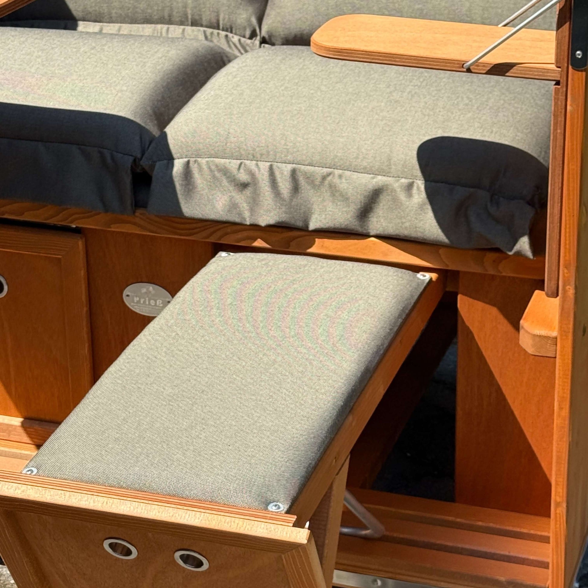Strandkorb Sonnenpartner Modell Classic PE naturoptik mit gemütlichen Kissen und Fußablage in Dessin Panama Pardo Negro hell.