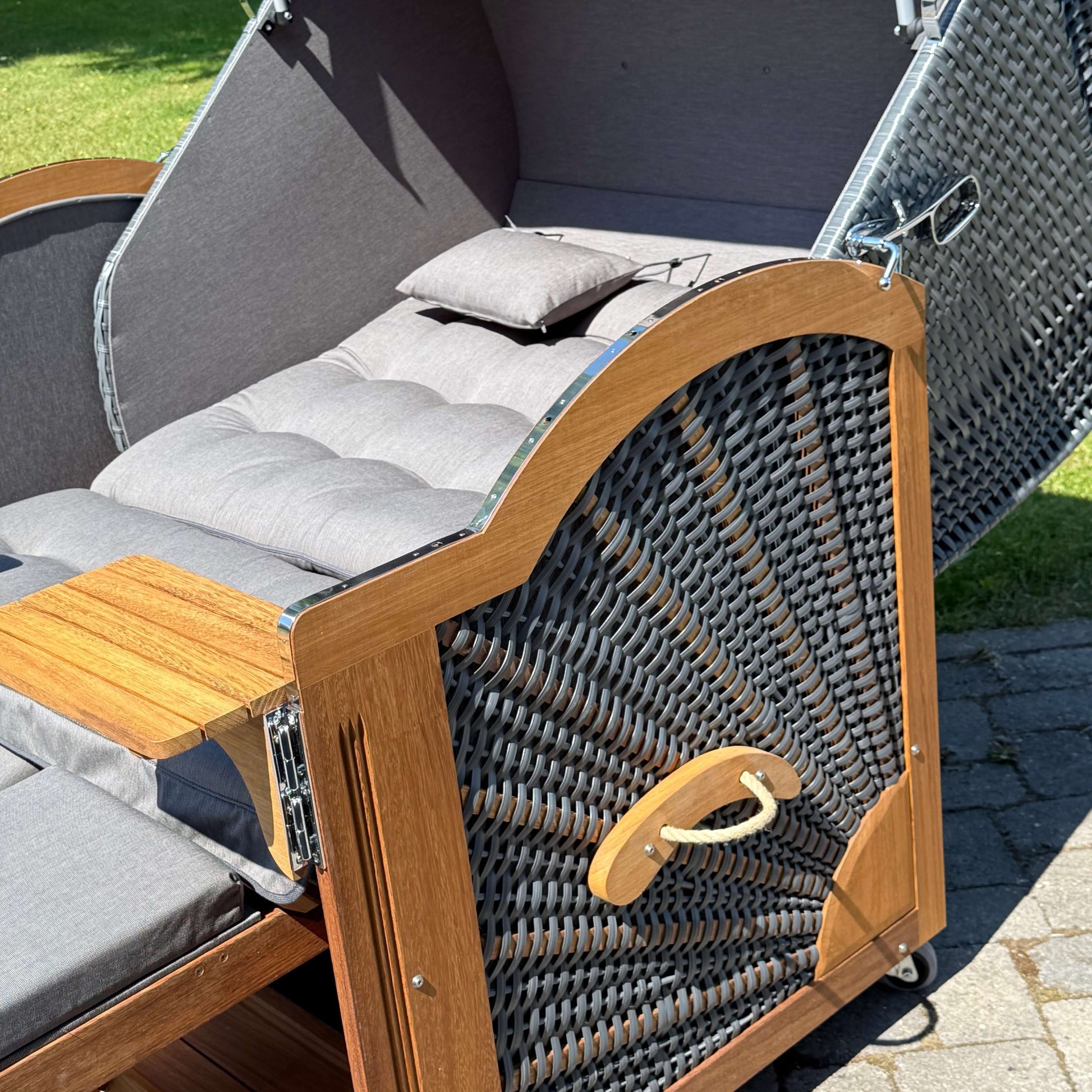 Strandkorb Prieß, Modell Meister, aus Iroko Holz, mit dunkelgrauem PE Geflecht und anthrazitfarbenem Stoff, gemütlich und stilvoll.