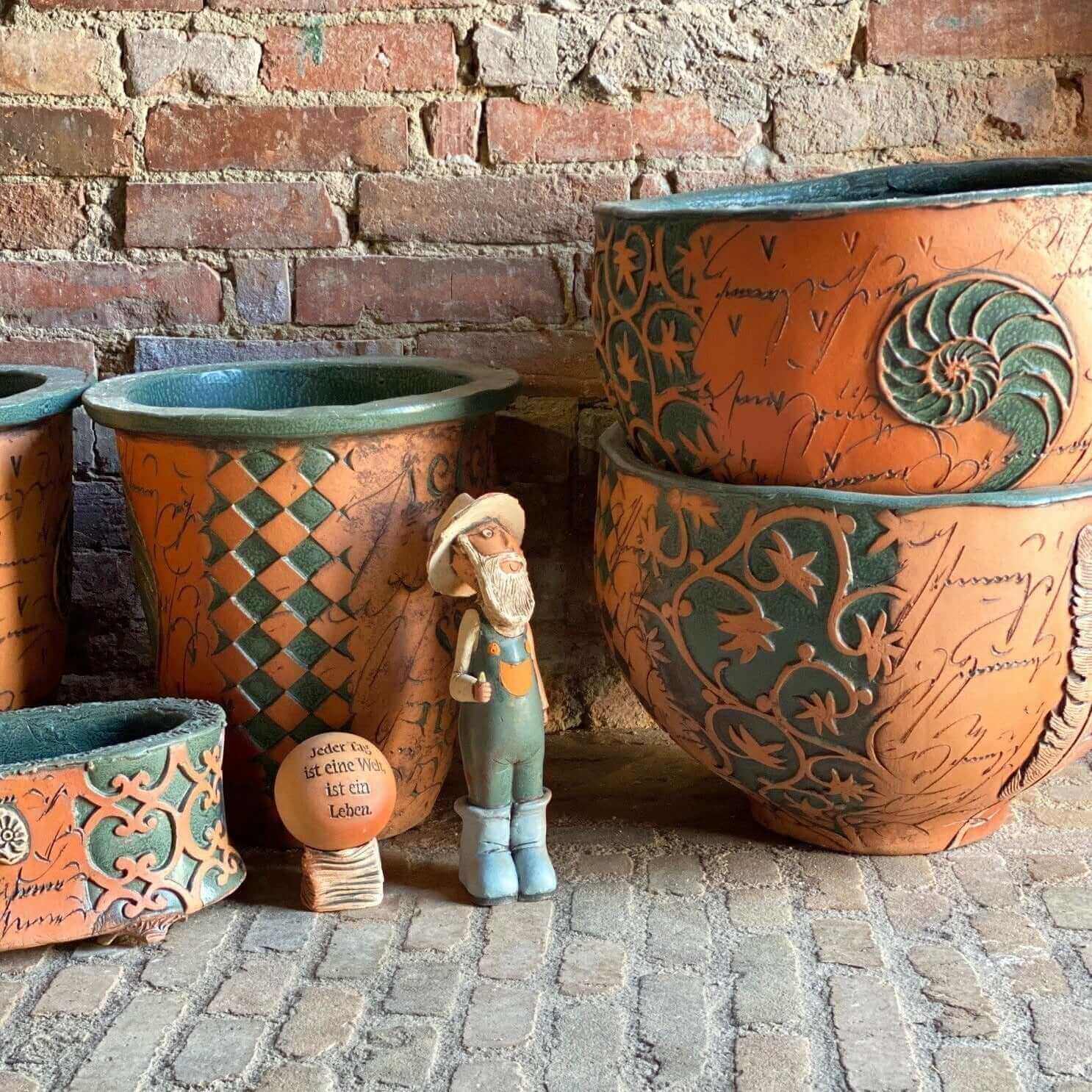 3005 Gartentopf aus frostfestem Terrakotta, dekorativer Kräutertopf in warmen Tönen vor Ziegelwand, verschiedene Größen im Set