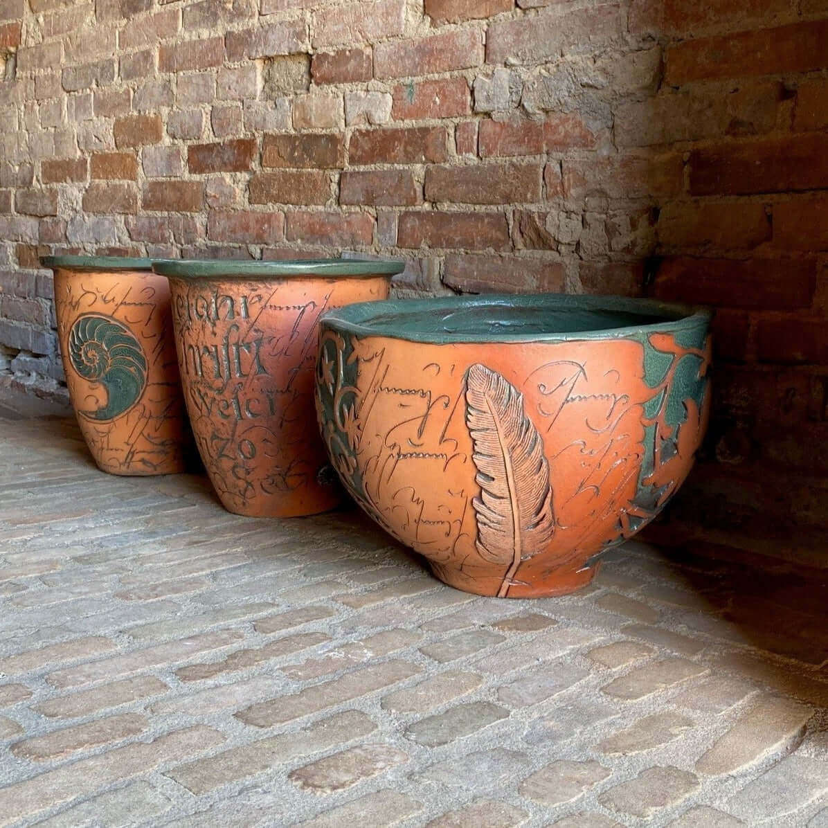 9013 Gartentopf aus Terracotta, H 32 cm, Ø 43 cm, frostsicher, dekorativer Pflanztopf mit Reliefmuster vor Ziegelwand