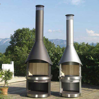 HermaPro Edelstahl Gartenkamin Vario 80 und 70 mit glatter Haube auf Terrasse vor Bergpanorama im Garten