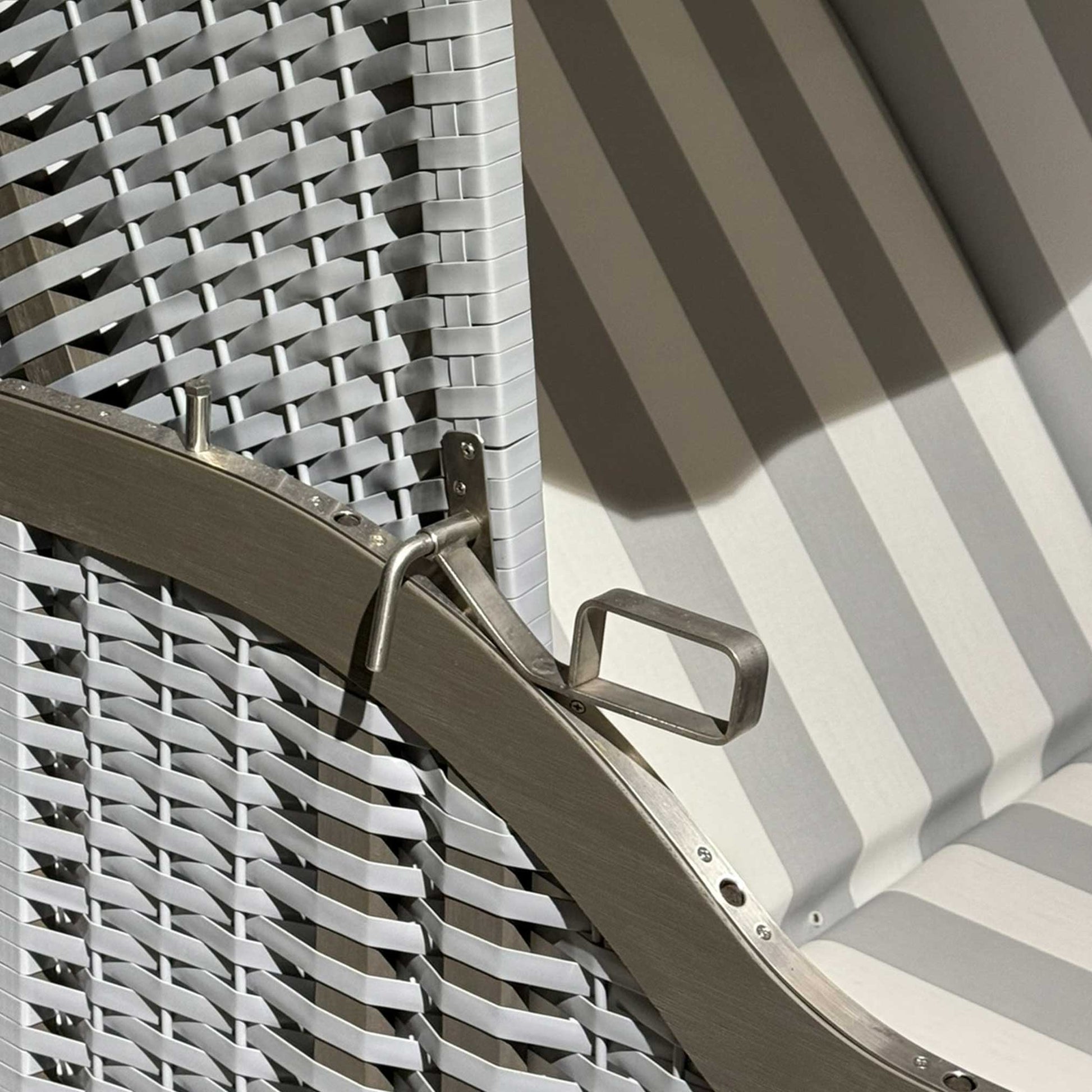 Detailaufnahme Strandkorb Poel Ostseeform, graues PVC-Geflecht und Mechanik am Mahagoniholz mit gestreifter Polsterung