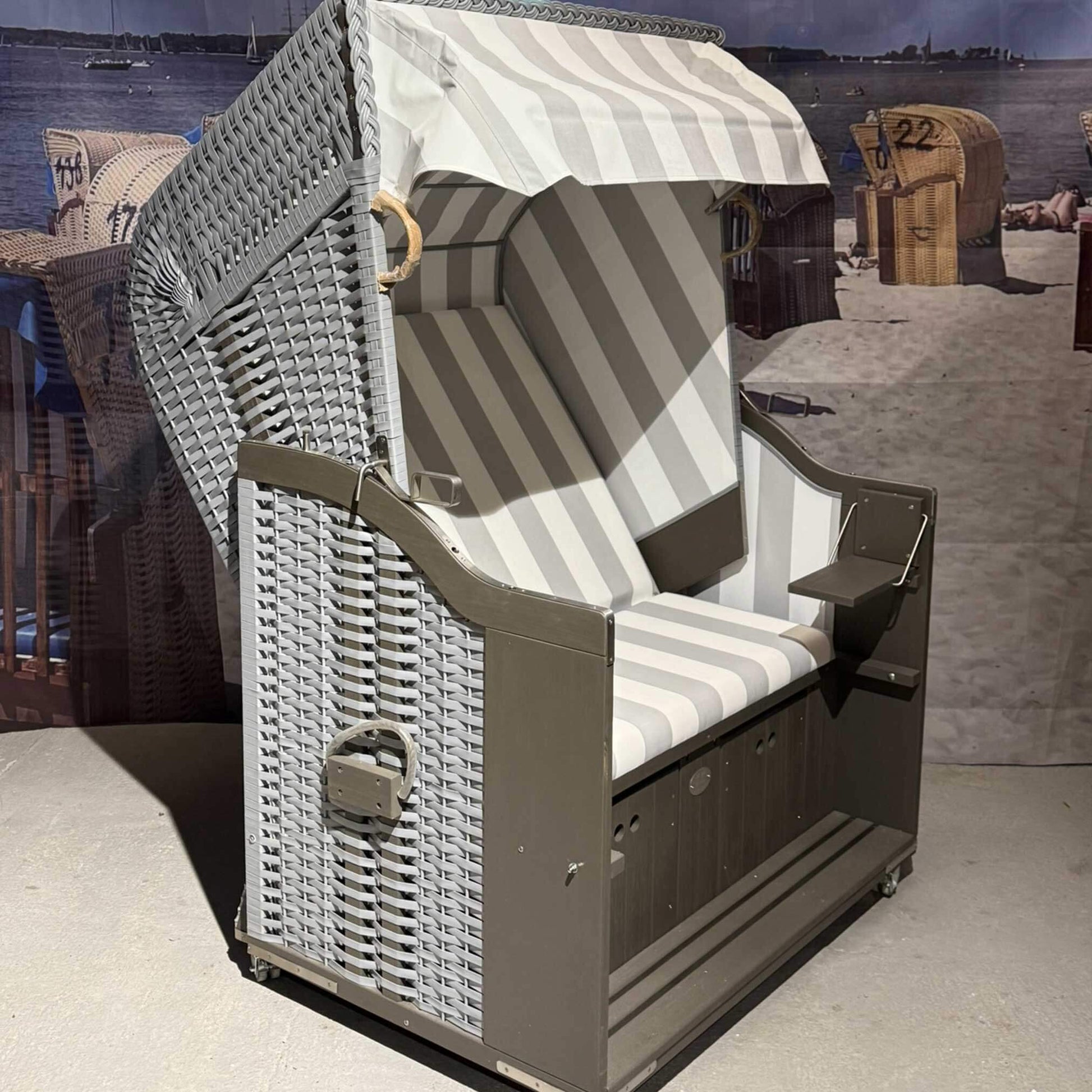Strandkorb Profi Ostsee Poel aus Mahagoniholz grau lasiert mit PVC-Geflecht grau und Streifenpolster Des. 989 als 2-Sitzer Halblieger