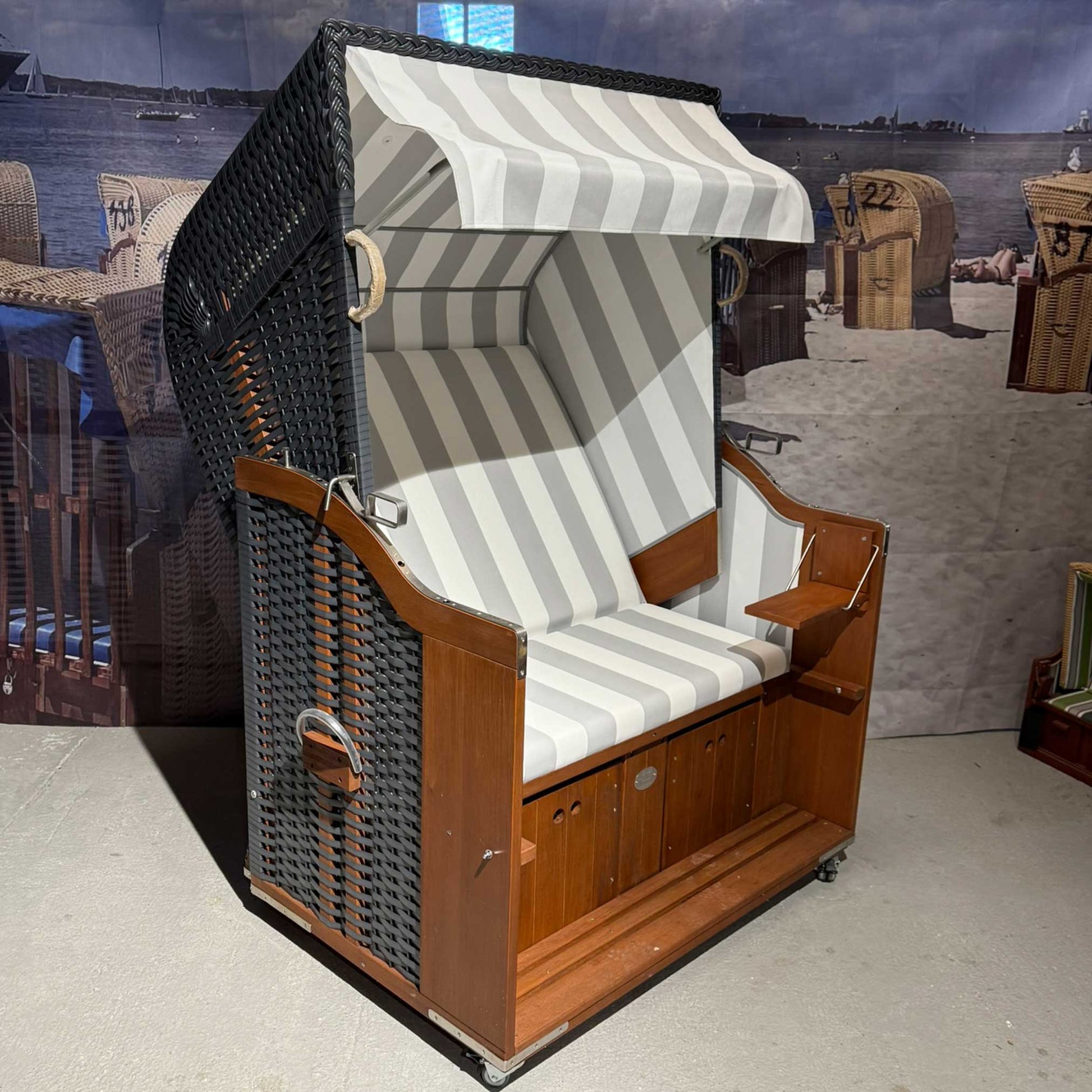 Strandkorb Profi Ostsee Poel aus Mahagoniholz mit anthrazitfarbenem PVC-Geflecht und grau-weiß gestreiftem Bezug, 2-Sitzer Halbliegemodell