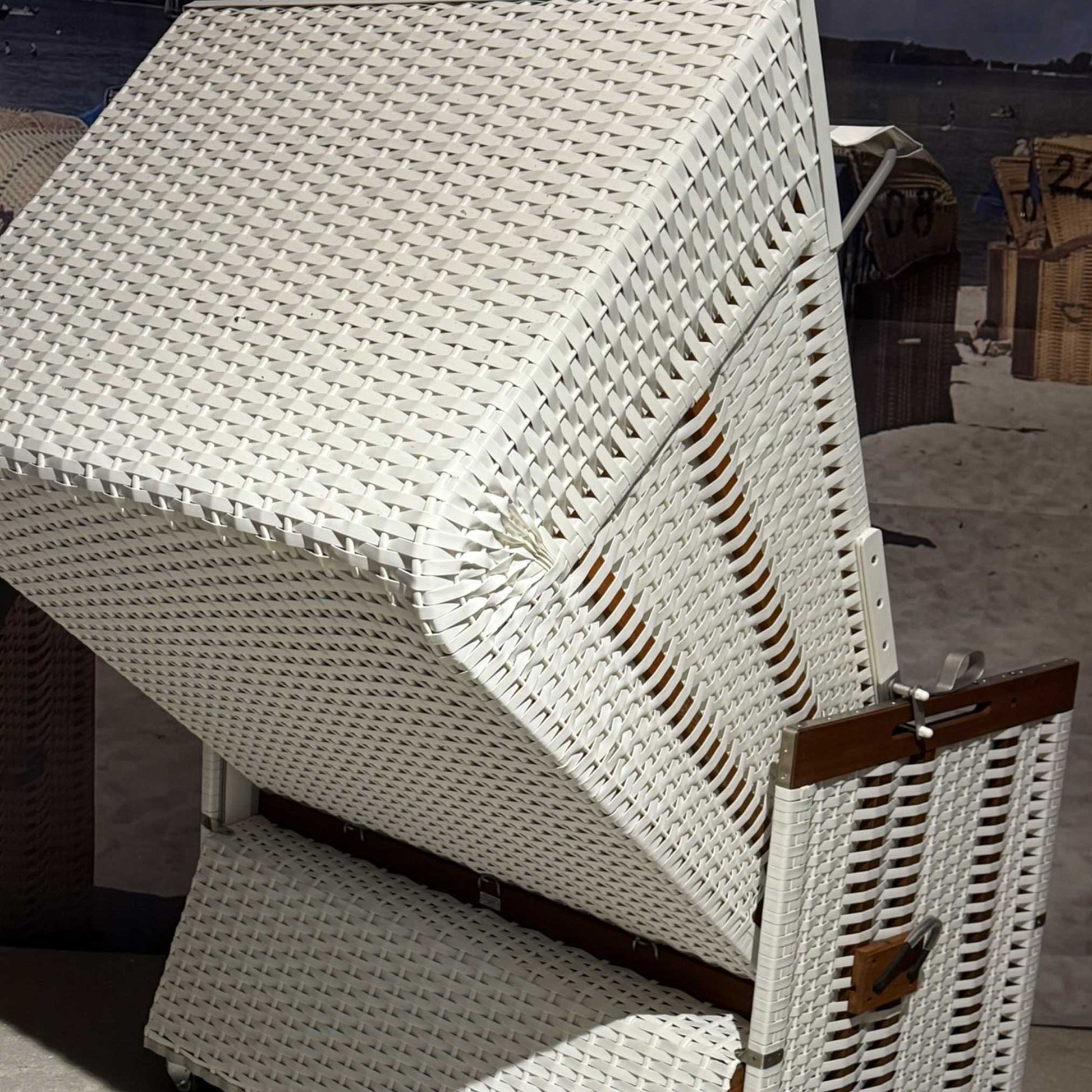 Strandkorb deVries Profi Nordsee Sylt 2-Sitzer aus PVC-Geflecht weiß mit Mahagoniholz, Dessin 989 grau-weiß am Strand