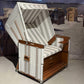 Strandkorb deVries Profi Nordsee Sylt PVC white Des. 989, 2-Sitzer Halblieger mit Mahagoniholz und grau-weiss gestreifter Polsterung