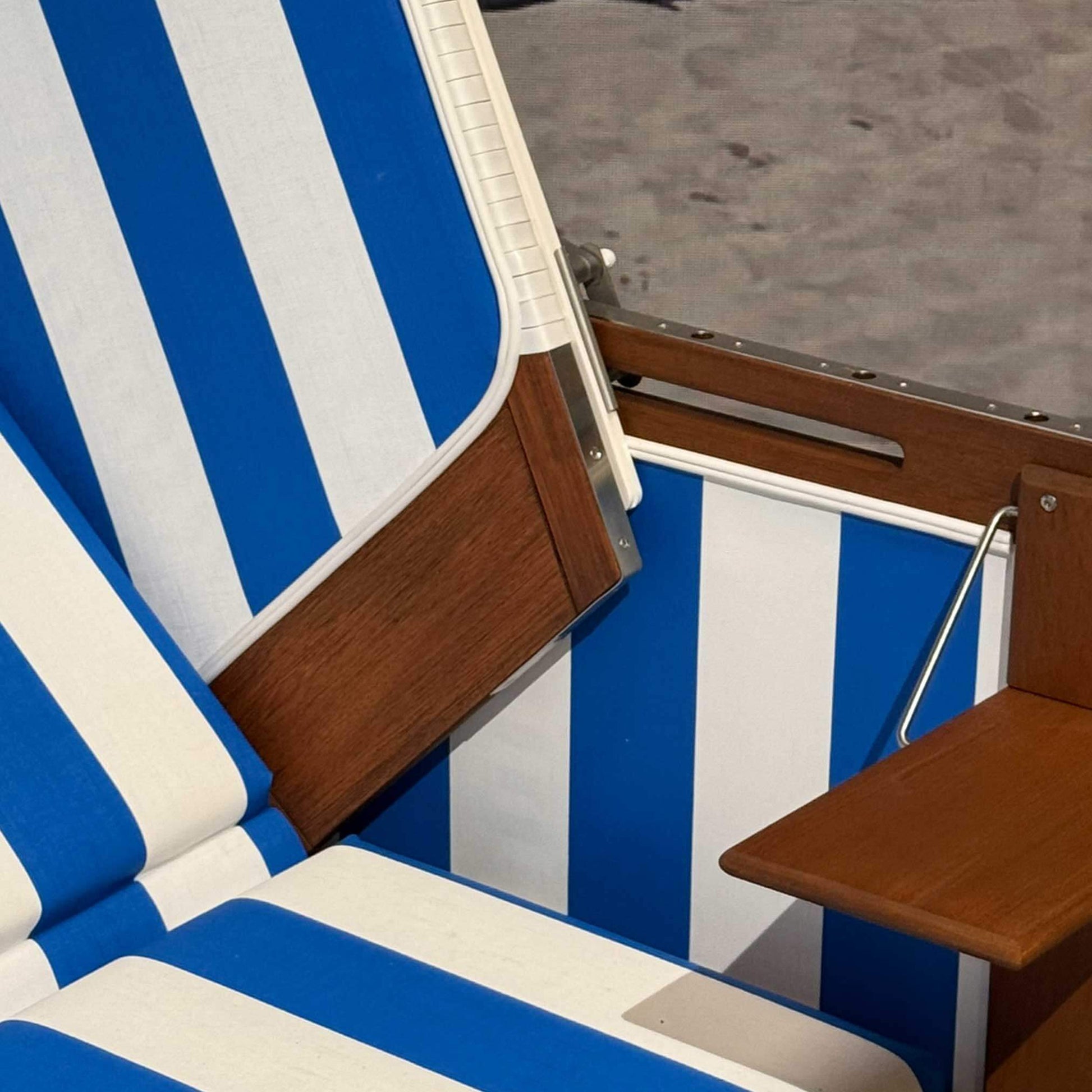 Strandkorb Profi Nordsee Sylt PVC weiss Dessin 991 mit blau-weissen Streifenpolstern und Mahagoniholz Detailansicht