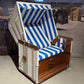 Strandkorb Profi Nordsee Sylt PVC weiss mit blau-weissen Streifen, 2-Sitzer Halbliegemodell aus Mahagoniholz am Strand