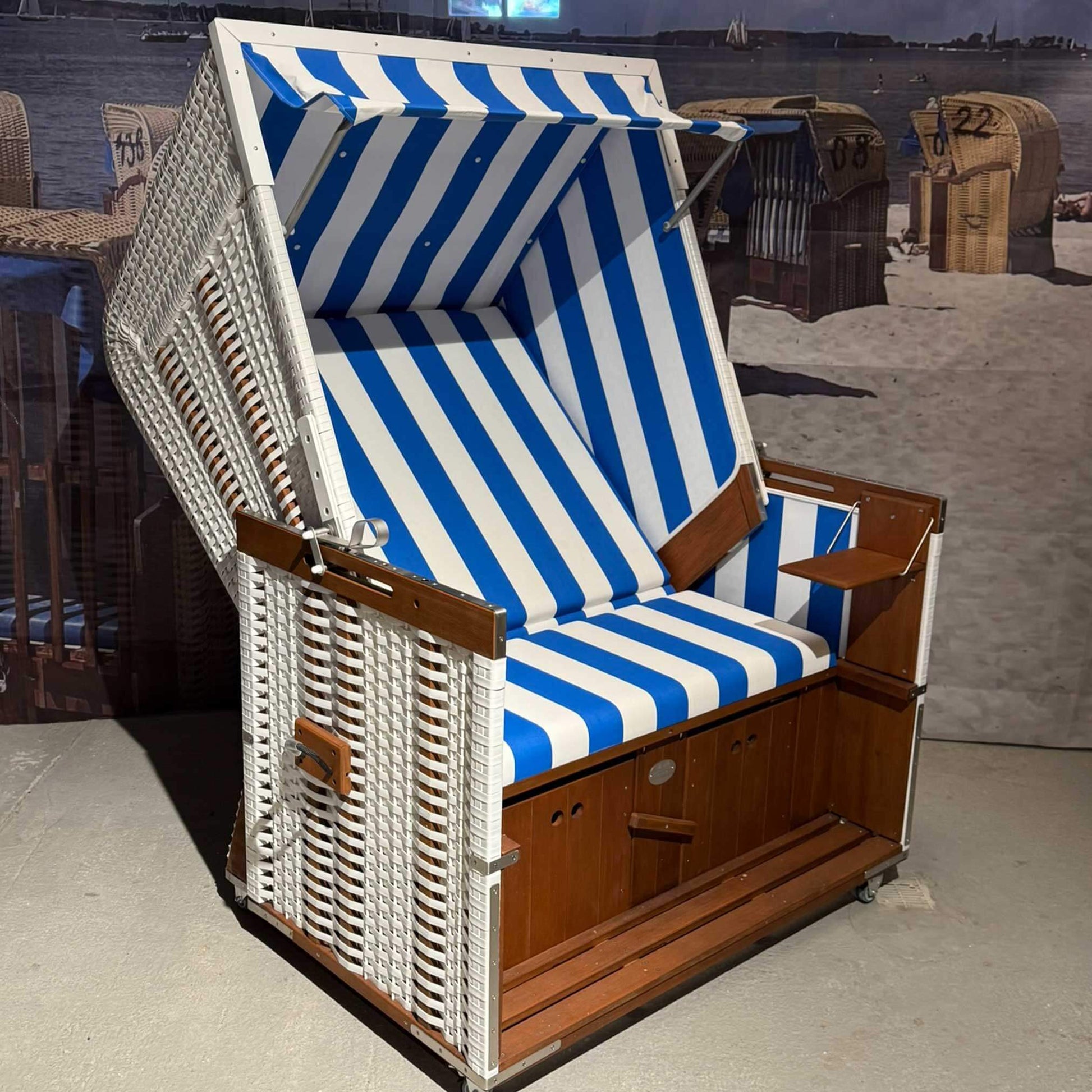Strandkorb Profi Nordsee Sylt PVC weiss mit blau-weissen Streifen, 2-Sitzer Halbliegemodell aus Mahagoniholz am Strand