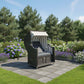Strandkorb Sonnenpartner Modell Classic PVC anthrazit im Garten mit blühenden Pflanzen, Holz dunkelgrau, Dessin grau weiss anthrazit.