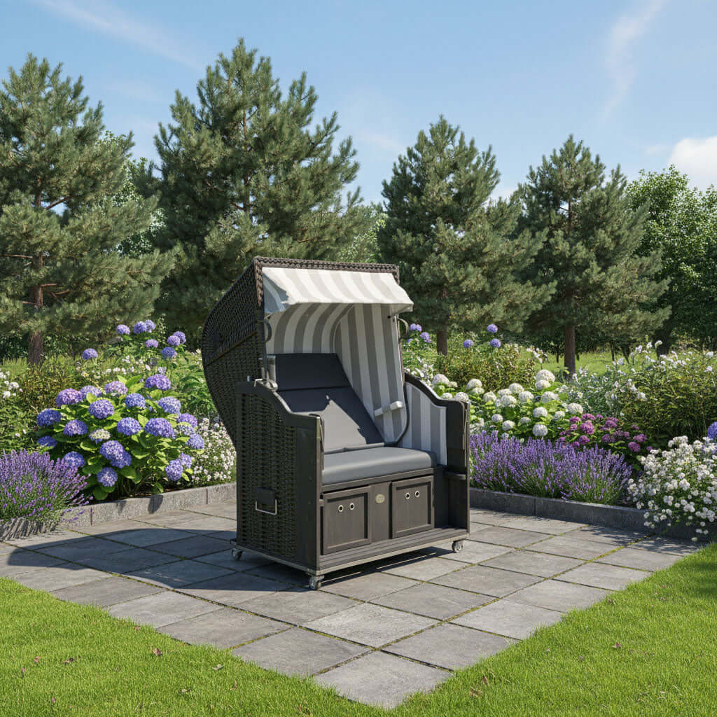 Strandkorb Sonnenpartner Modell Classic PVC anthrazit im Garten mit blühenden Pflanzen, Holz dunkelgrau, Dessin grau weiss anthrazit.