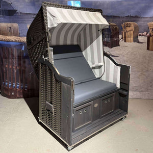 Strandkorb Sonnenpartner Modell Classic PVC anthrazit mit dunkelgrau lasiertem Holz und grau-weißer Folien-Dessin.