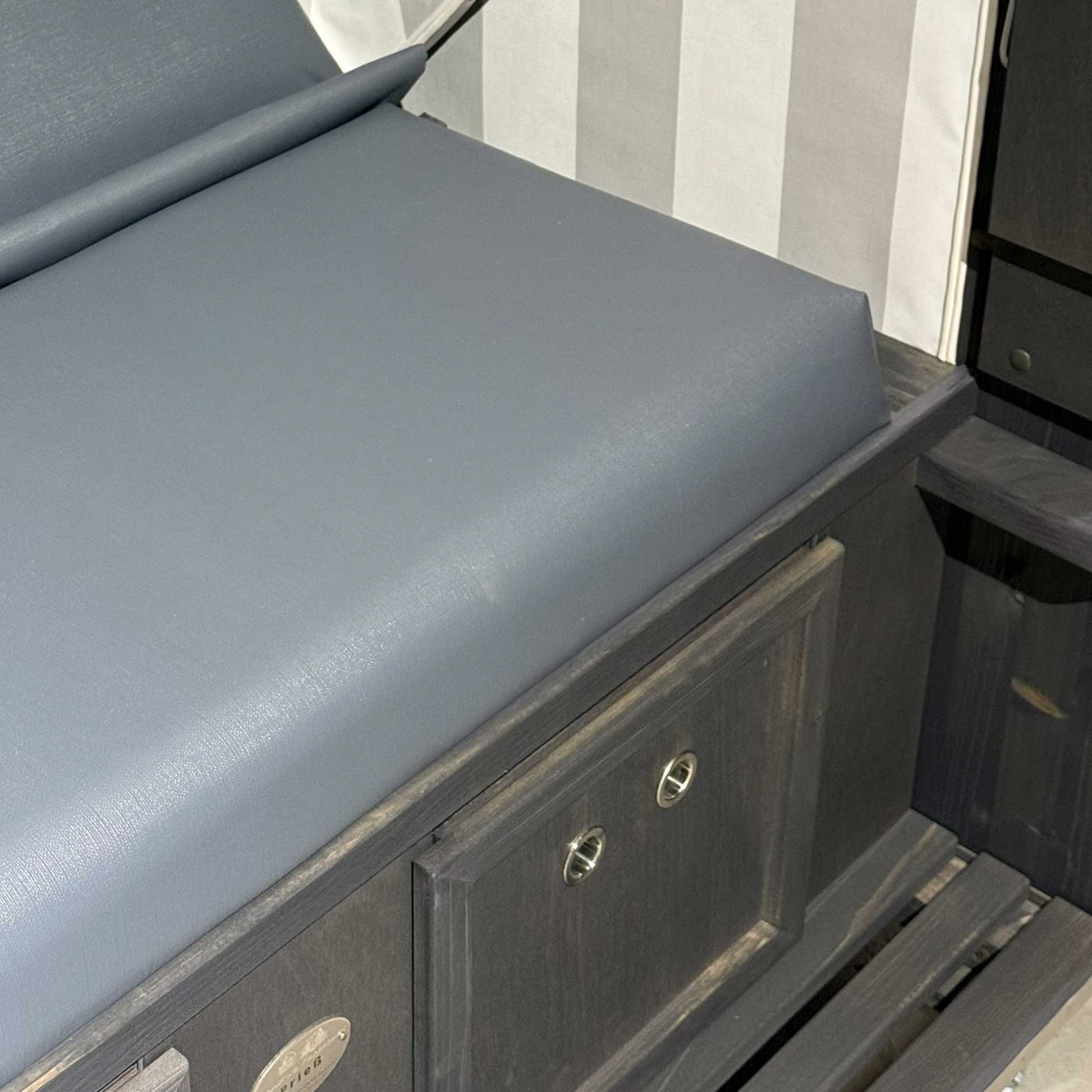 Detailansicht des Strandkorb Sonnenpartner Modell Classic mit grauem Sitzpolster und dunkelgrauem Holz.