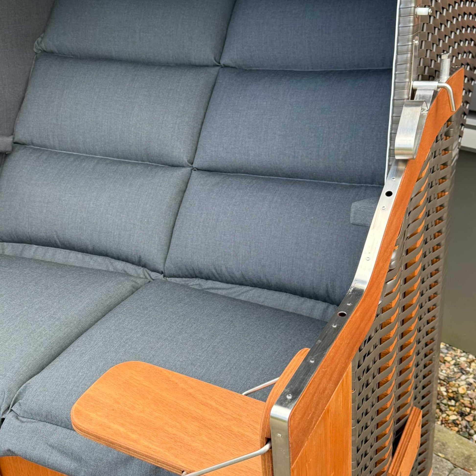Strandkorb Sonnenpartner Modell Classic PVC anthrazit mit gepolsterten Kissen und Holzarmlehne