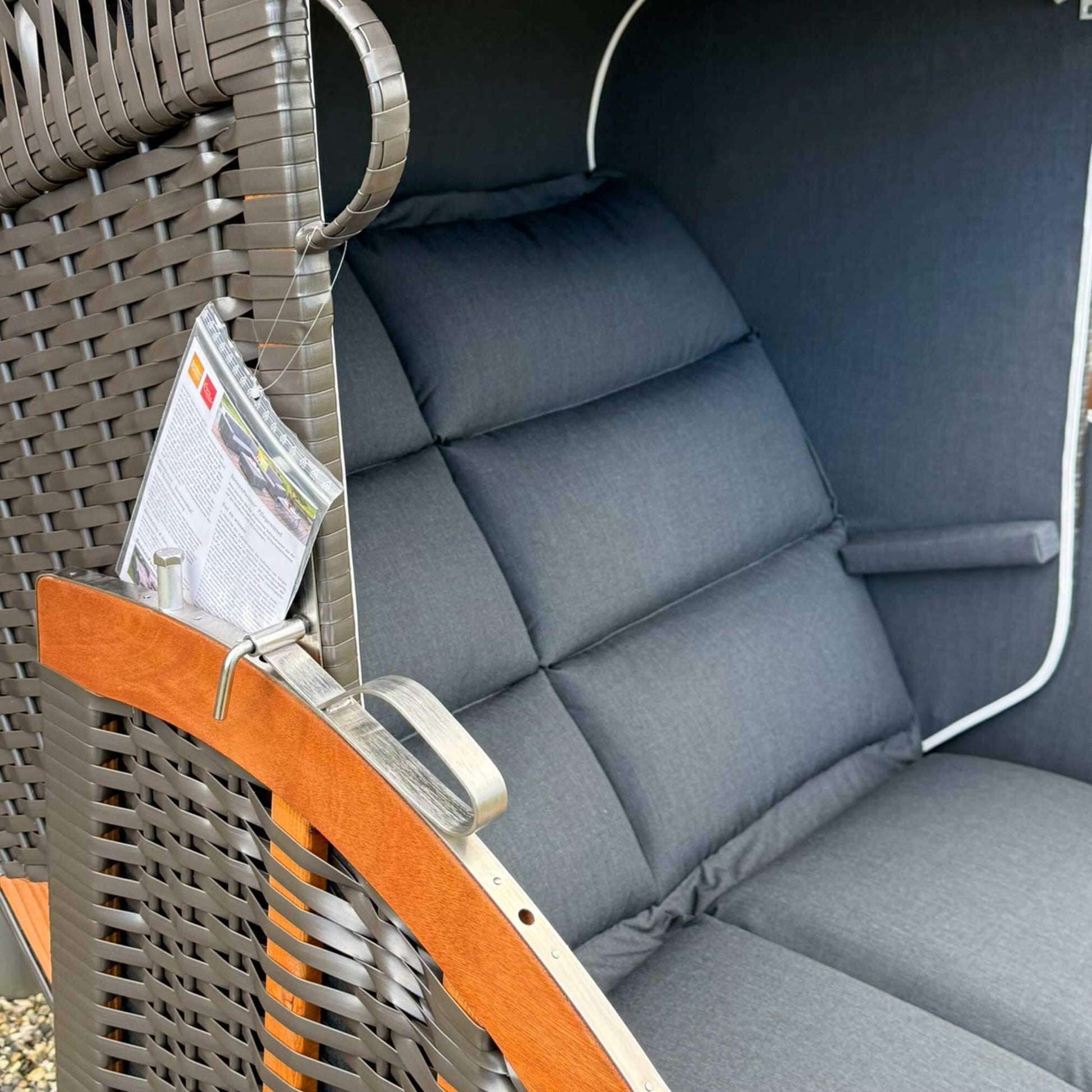 Strandkorb Sonnenpartner Modell Classic PVC anthrazit, Polster und Detailansicht des Innenraums