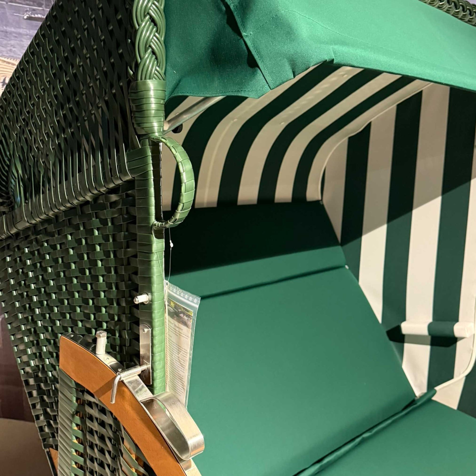 Strandkorb Sonnenpartner Modell Classic XL PVC grün mit gestreiftem Innenbezug in grün und weiß.