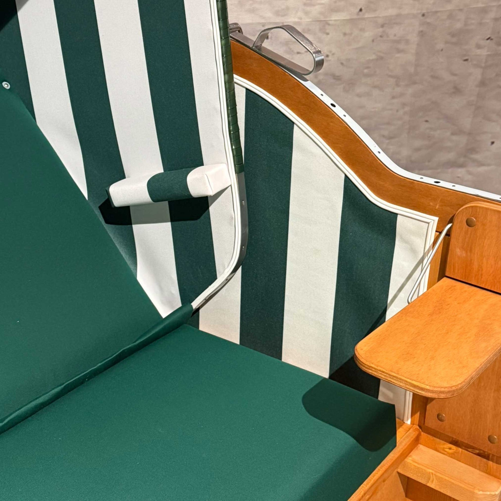 Strandkorb Sonnenpartner Modell Classic XL PVC grün mit gestreiftem Bezug und Holzdetails.