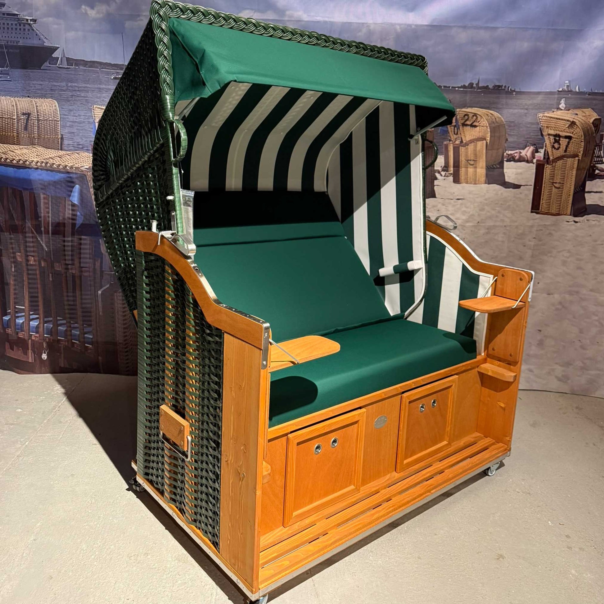 Strandkorb Sonnenpartner Modell Classic XL PVC grün, Holz lasiert, mit grüner Polsterung und Streifenmuster.