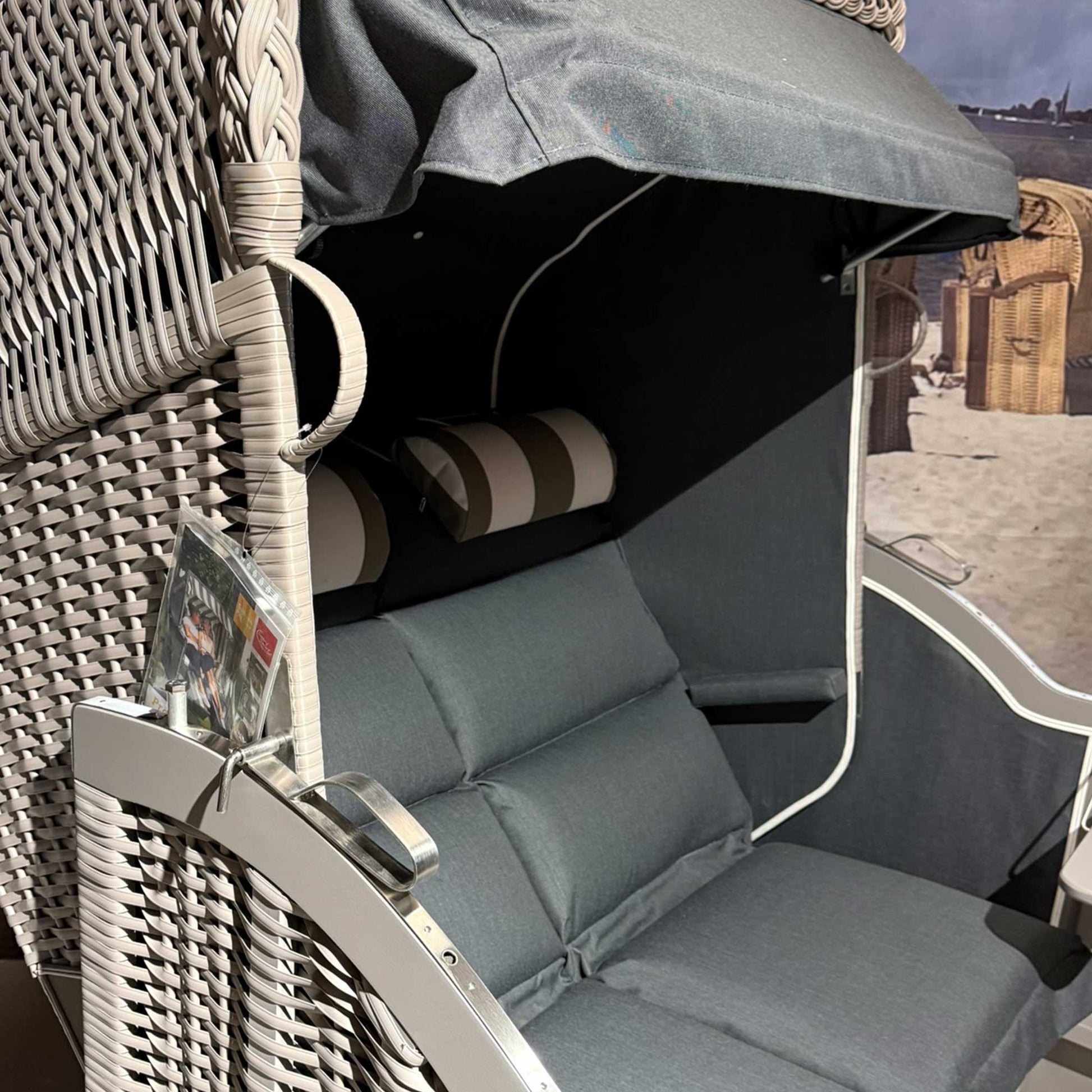 Strandkorb Sonnenpartner Modell Classic PE-Geflecht taupe mit Charcoal Deluxe grau Kissen.