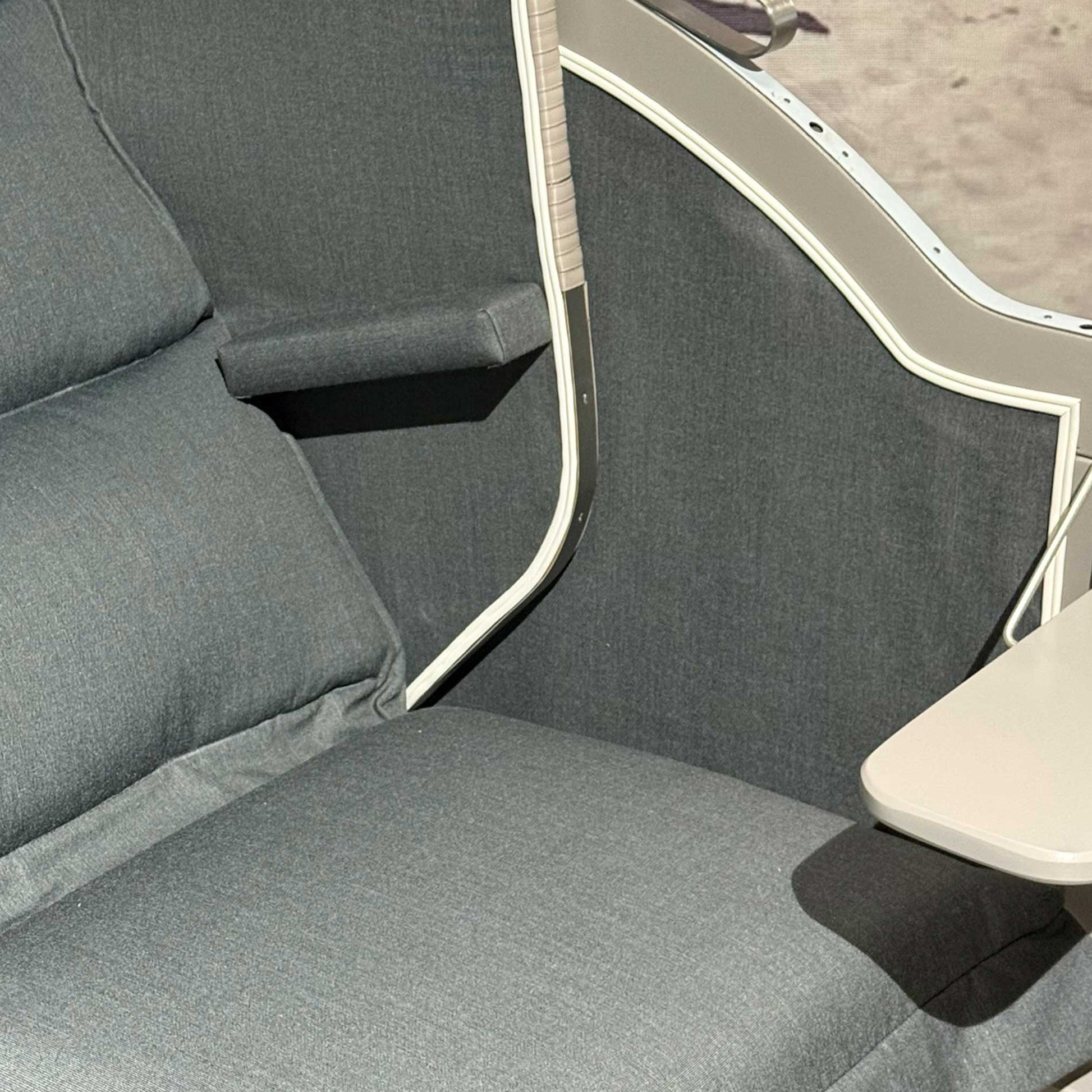 Strandkorb Sonnenpartner Modell Classic PE-Geflecht taupe, Sitzfläche und Armlehne in Dessin Charcoal Deluxe grau 9839.